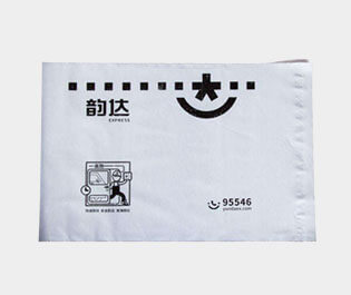 塑料快遞袋使用較多的是用聚乙烯材料做成，具有成本低，使用方便，防水性能好的特點(diǎn)。多用于運(yùn)送文件、單據(jù)、資料、貨物等所包裝用的袋子。又稱為速遞袋、郵寄袋、快遞打包袋。體輕，富有彈性，有良好的抗沖擊性，無(wú)毒、無(wú)味、防潮、耐腐蝕，環(huán)保性較強(qiáng)，并且回收力度較大。