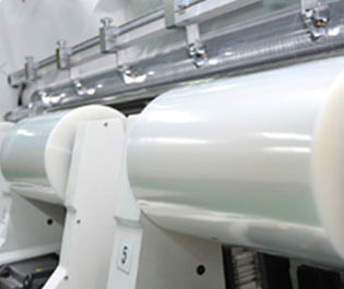 多層高阻隔膜是由多層共擠吹膜機(jī)利用不同塑料材料阻隔性能和相差迥異共擠出的薄膜。不同的塑料材料阻隔的性能相差迥異，共擠薄膜可將各種功能不同的塑料共擠復(fù)合成一張薄膜，達(dá)到對(duì)氧氣、水、二氧化碳、氣味等高阻隔的效果。此外，耐油、耐潮濕、耐120℃的高溫蒸煮、耐低溫冷凍、保質(zhì)、保鮮、保氣味?？捎糜谡婵瞻b、無(wú)菌包裝、充氣包裝；