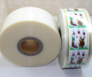 "食品復(fù)合膜是由PE等薄膜材料符合而成， 廣泛適用于包裝、食品、藥品等產(chǎn)品，具有環(huán)保、無(wú)臭無(wú)異味、熱封性能好、阻隔性好、遮光性強(qiáng)、耐油、強(qiáng)度高等特點(diǎn)。"