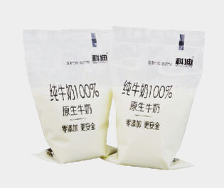 牛奶包裝袋是由三層或兩層共擠吹膜機(jī)生產(chǎn)而成。 成品膜印刷效果好，保香阻氧，安全衛(wèi)生，低碳環(huán)保，耐擠壓刺穿性強(qiáng)。