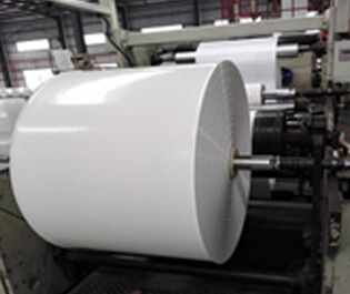 "本公司采用三層共擠、五層共擠吹膜機(jī)，合理的結(jié)構(gòu)設(shè)計(jì)，充分體現(xiàn)不同層次的功能，設(shè)備具有主機(jī)聯(lián)動(dòng)，動(dòng)能無(wú)損耗，強(qiáng)輸出；合金螺桿，提升品質(zhì)和塑化；高精度模具，穩(wěn)定拉伸，高強(qiáng)度；配進(jìn)口風(fēng)環(huán)和測(cè)厚裝置，誤差精度達(dá)到百分之二，媲美光學(xué)級(jí)薄膜特性。本設(shè)備生產(chǎn)的產(chǎn)品具有強(qiáng)度、韌性、開(kāi)口性、防潮性和熱封性等性能。 "