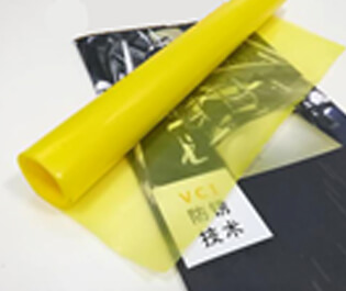 本公司采用三層共擠吹膜機(jī)，由內(nèi)層模體、中層模體、外層膜體組成，分別將三層共擠的膜體配方進(jìn)行配比，配三種不同屬性的合金擠出機(jī)，配套合適的高精度模具和德系風(fēng)環(huán)，均勻混合擠出，一次性吹制的薄膜。本公司設(shè)備吹制的防銹膜在不破損的情況下，使用壽命長，防銹能力強(qiáng)，成本低等特點(diǎn)。