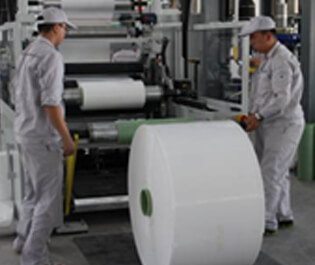 "FFS重包裝袋為制袋(Film)—裝料(Fill)—封口(Seal)一體化的縮寫，是歐洲新發(fā)展起來的一種高速包裝技術(shù)，包裝效率高且成本低，是包裝行業(yè)內(nèi)里的高科技產(chǎn)品。相比塑編袋，其原料配比獨特，性能優(yōu)越環(huán)保，設(shè)備裝置先進(jìn)，便于回收利用，符合國際通用的第四類環(huán)保包裝材料要求。耐撕裂、防粘連、抗靜電、抗氧化、高光澤度。 "