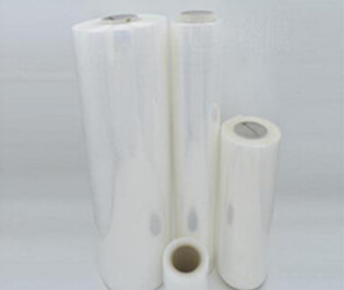 熱收縮膜用于各種產(chǎn)品的銷售和運輸，其主要作用是穩(wěn)固、遮蓋和保護(hù)產(chǎn)品。收縮膜必須具有較高的耐穿刺性，良好的收縮性和一定的收縮應(yīng)力。在收縮過程中，薄膜不能產(chǎn)生孔洞。由于收縮膜經(jīng)常適用于室外，因此需要加入UV抗紫外線劑。